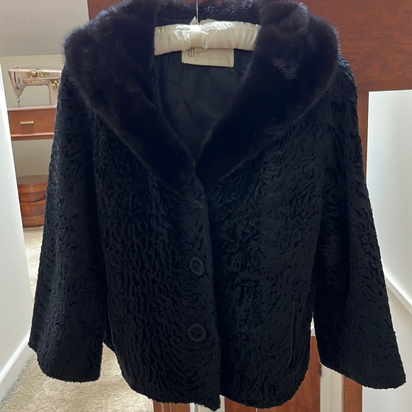 Vintage lambs fur coat with fur collar from Maple Furriers in Oak Park Illinois. - Picture 2 of 11